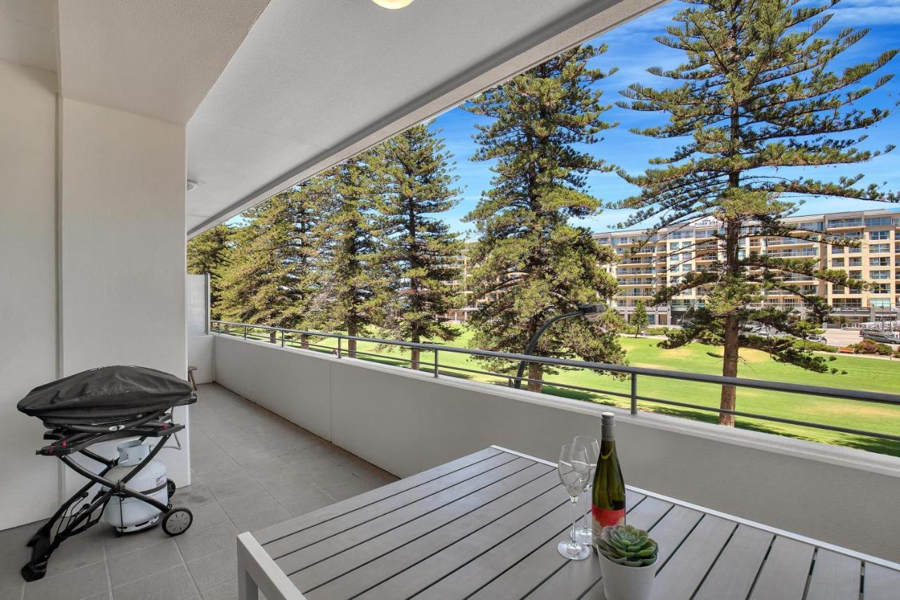 Sea And Park Deluxe Glenelg Apartment Exterior photo